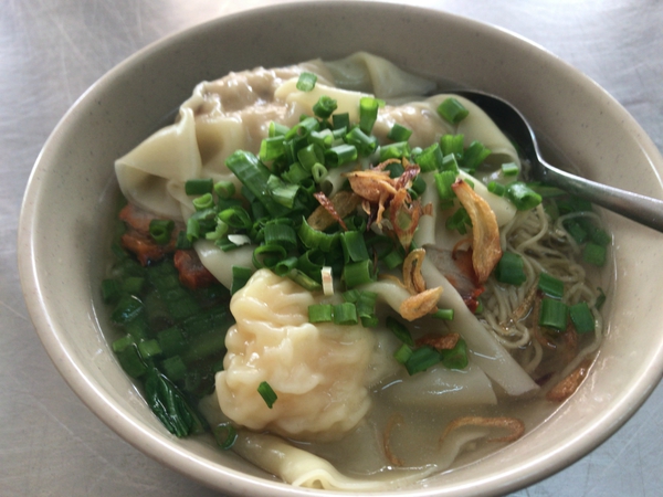 麺料理が豊富な「Them Huy Mi Gia(添輝麺家)」で水餃麺を食べてみた! 麺料理が豊富な「Them Huy Mi Gia(添輝麺家)」で水餃麺を食べてみた!