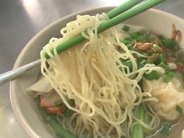 麺料理が豊富な「Them Huy Mi Gia(添輝麺家)」で水餃麺を食べてみた! 麺料理が豊富な「Them Huy Mi Gia(添輝麺家)」で水餃麺を食べてみた!