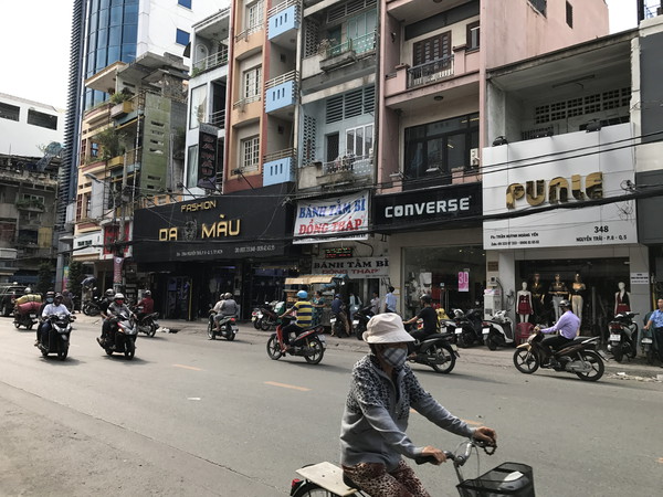 Nguyen Trai 通り沿いは若者が集まる「ファッション通り(衣服)」 Nguyen Trai 通り沿いは若者が集まる「ファッション通り(衣服)」