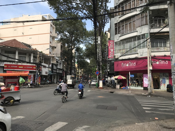 Nguyen Trai 通り沿いは若者が集まる「ファッション通り(衣服)」 Nguyen Trai 通り沿いは若者が集まる「ファッション通り(衣服)」
