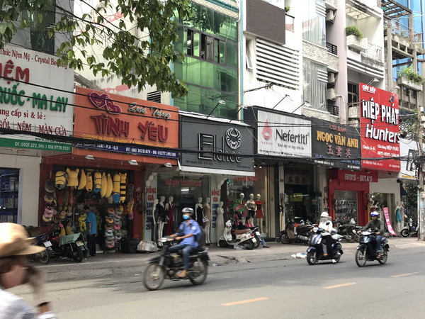 Nguyen Trai 通り沿いは若者が集まる「ファッション通り(衣服)」 Nguyen Trai 通り沿いは若者が集まる「ファッション通り(衣服)」