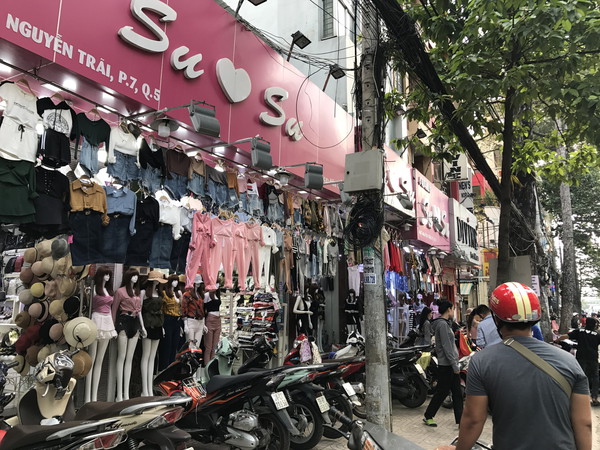 Nguyen Trai 通り沿いは若者が集まる「ファッション通り(衣服)」 Nguyen Trai 通り沿いは若者が集まる「ファッション通り(衣服)」