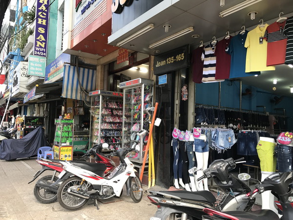 Nguyen Trai 通り沿いは若者が集まる「ファッション通り(衣服)」 Nguyen Trai 通り沿いは若者が集まる「ファッション通り(衣服)」