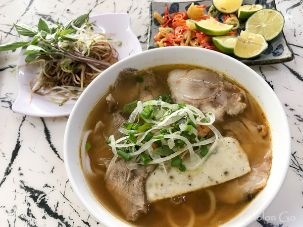 具が盛り沢山でいろんな味が楽しめる Bun Bo Hue のお店「Phu Vang」 具が盛り沢山でいろんな味が楽しめる Bun Bo Hue のお店「Phu Vang」