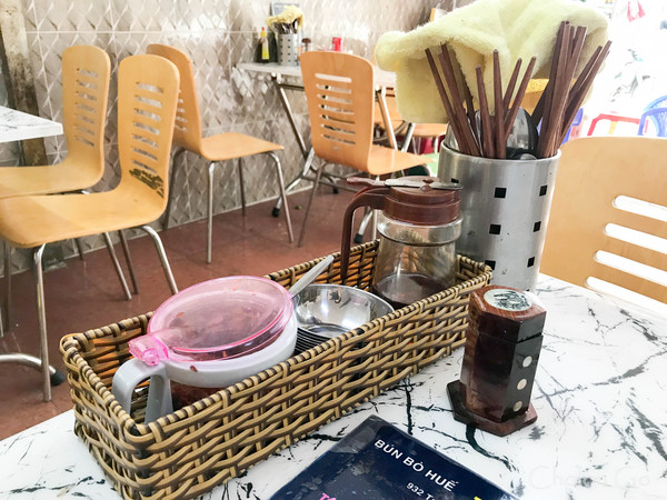具が盛り沢山でいろんな味が楽しめる Bun Bo Hue のお店「Phu Vang」 具が盛り沢山でいろんな味が楽しめる Bun Bo Hue のお店「Phu Vang」