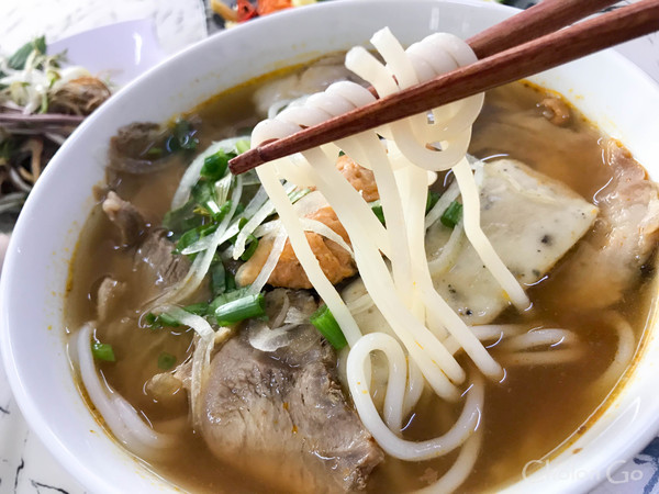 具が盛り沢山でいろんな味が楽しめる Bun Bo Hue のお店「Phu Vang」 具が盛り沢山でいろんな味が楽しめる Bun Bo Hue のお店「Phu Vang」