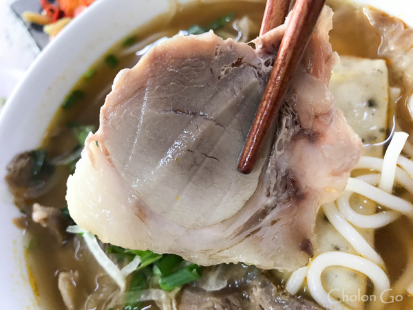 具が盛り沢山でいろんな味が楽しめる Bun Bo Hue のお店「Phu Vang」 具が盛り沢山でいろんな味が楽しめる Bun Bo Hue のお店「Phu Vang」
