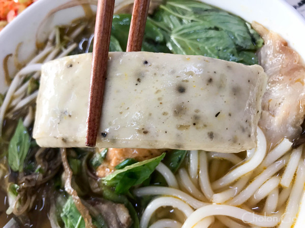 具が盛り沢山でいろんな味が楽しめる Bun Bo Hue のお店「Phu Vang」 具が盛り沢山でいろんな味が楽しめる Bun Bo Hue のお店「Phu Vang」