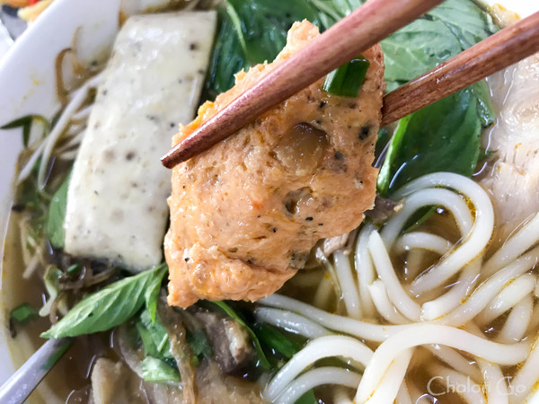具が盛り沢山でいろんな味が楽しめる Bun Bo Hue のお店「Phu Vang」 具が盛り沢山でいろんな味が楽しめる Bun Bo Hue のお店「Phu Vang」