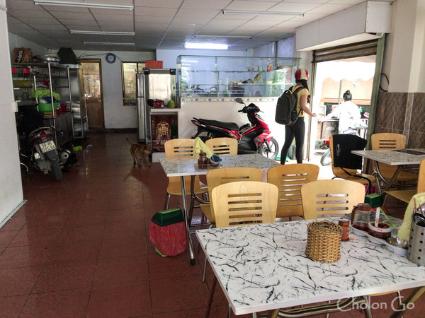 具が盛り沢山でいろんな味が楽しめる Bun Bo Hue のお店「Phu Vang」 具が盛り沢山でいろんな味が楽しめる Bun Bo Hue のお店「Phu Vang」