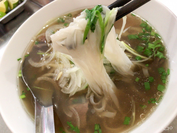 Tran Hung Dao 通りにある柔らか麺が美味しい「Pho Bo Ha Noi Co」 Tran Hung Dao 通りにある柔らか麺が美味しい「Pho Bo Ha Noi Co」