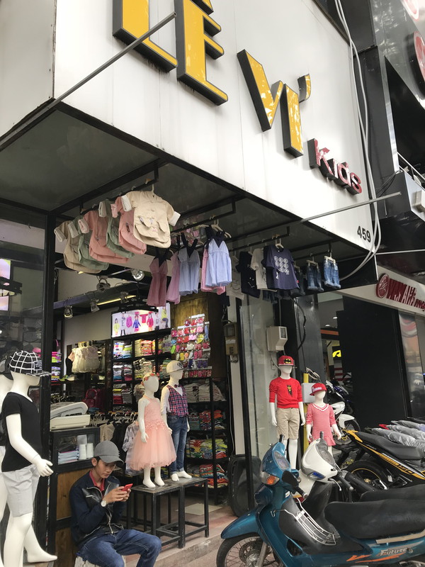 Nguyen Trai 通り沿いは若者が集まる「ファッション通り(衣服)」 Nguyen Trai 通り沿いは若者が集まる「ファッション通り(衣服)」
