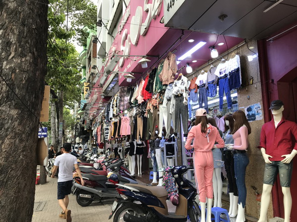 Nguyen Trai 通り沿いは若者が集まる「ファッション通り(衣服)」 Nguyen Trai 通り沿いは若者が集まる「ファッション通り(衣服)」