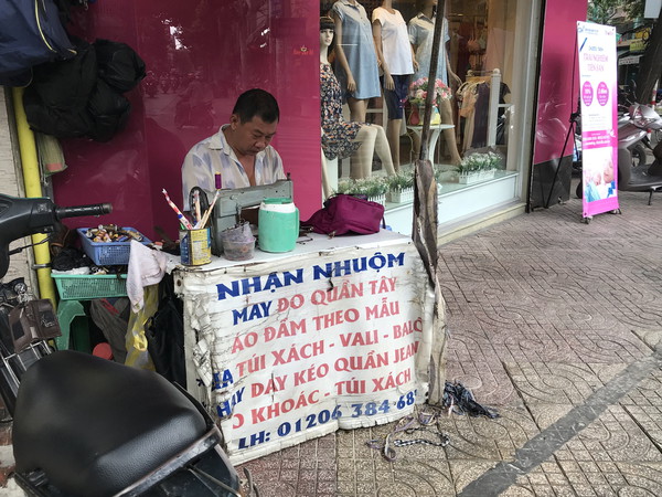 Nguyen Trai 通り沿いは若者が集まる「ファッション通り(衣服)」 Nguyen Trai 通り沿いは若者が集まる「ファッション通り(衣服)」