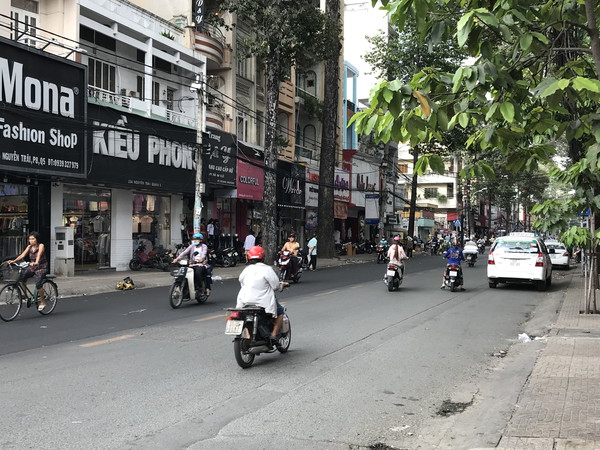 Nguyen Trai 通り沿いは若者が集まる「ファッション通り(衣服)」 Nguyen Trai 通り沿いは若者が集まる「ファッション通り(衣服)」