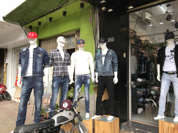 Nguyen Trai 通り沿いは若者が集まる「ファッション通り(衣服)」 Nguyen Trai 通り沿いは若者が集まる「ファッション通り(衣服)」