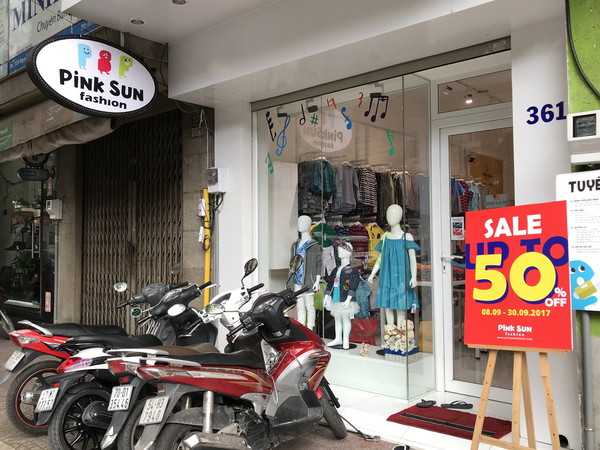 Nguyen Trai 通り沿いは若者が集まる「ファッション通り(衣服)」 Nguyen Trai 通り沿いは若者が集まる「ファッション通り(衣服)」