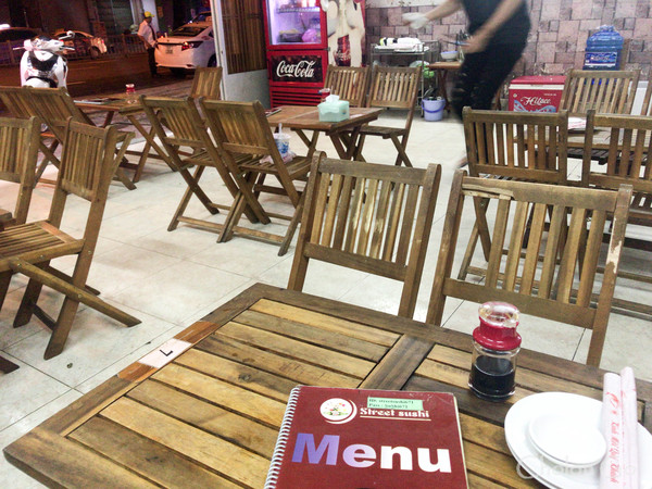 路上でお寿司を堪能できるのが魅力的な「Street Sushi - Tran Hung Dao店」 路上でお寿司を堪能できるのが魅力的な「Street Sushi - Tran Hung Dao店」