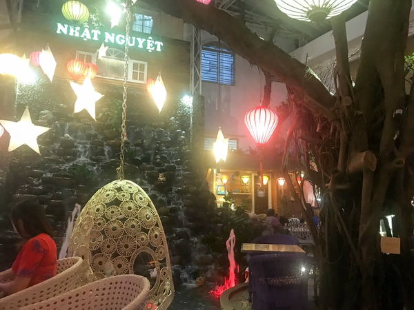 豪華過ぎな店内でゆったり過ごせるカフェ「Sun and Moon Cafe」 豪華過ぎな店内でゆったり過ごせるカフェ「Sun and Moon Cafe」