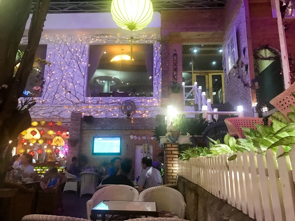 豪華過ぎな店内でゆったり過ごせるカフェ「Sun and Moon Cafe」 豪華過ぎな店内でゆったり過ごせるカフェ「Sun and Moon Cafe」
