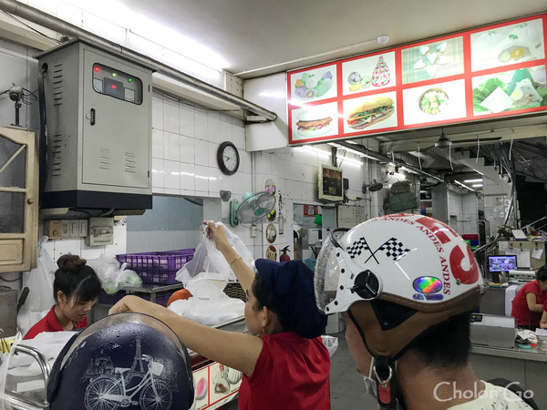 包子(パオズ)の超人気店「Tho Phat(トーパット)」で肉まんをお持ち帰り!店員さんは美人揃い? 包子(パオズ)の超人気店「Tho Phat(トーパット)」で肉まんをお持ち帰り!店員さんは美人揃い?