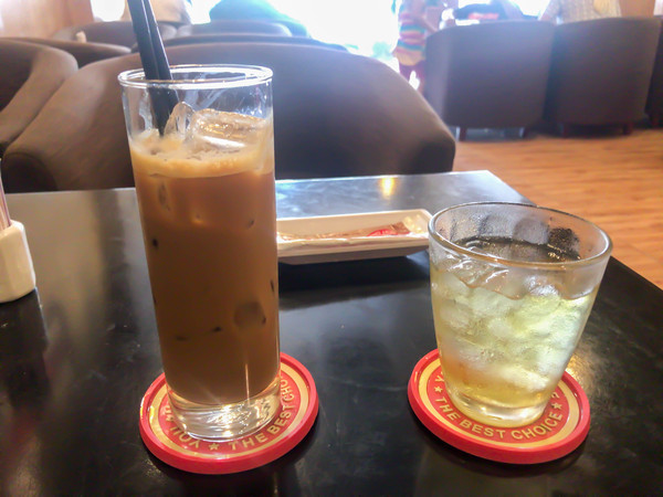 フワフワのソファーで映画も見れるカフェ「You and Coffee」 フワフワのソファーで映画も見れるカフェ「You and Coffee」