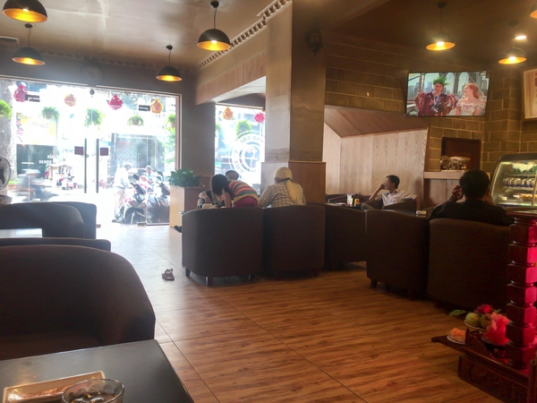 フワフワのソファーで映画も見れるカフェ「You and Coffee」 フワフワのソファーで映画も見れるカフェ「You and Coffee」