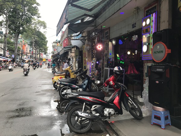 ホーチミンの電気街「Nguyen Kim 通り」にちょろっと行ってみたが活気がない。