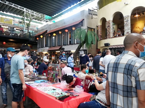 【ホーチミンのコアなスポット、骨董市場「Antique Market Cafe 」】 【ホーチミンのコアなスポット、骨董市場「Antique Market Cafe 」】