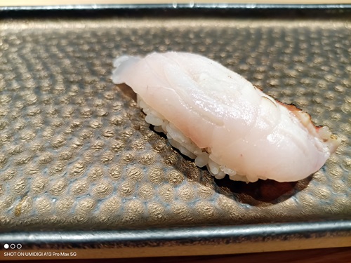 【「鮨 青山」ランチでアラカルト鮨をいただく。お高いけれど満足度も高い】 【「鮨 青山」ランチでアラカルト鮨をいただく。お高いけれど満足度も高い】