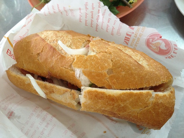 ベトナムでは、みんなのおススメ『バインミー』もいただきました! ベトナムでは、みんなのおススメ『バインミー』もいただきました!