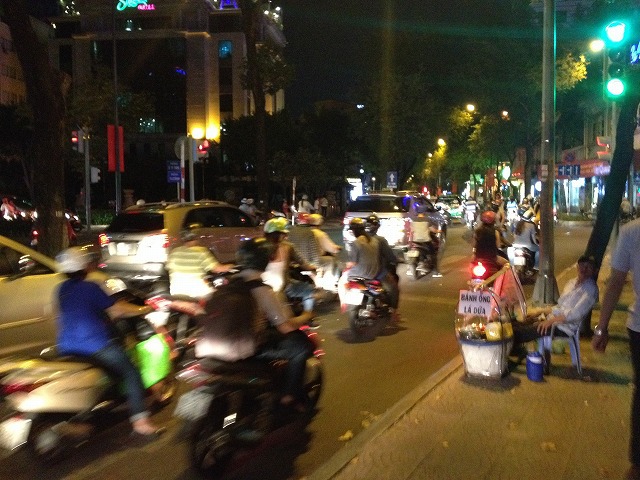 ベトナム・ホーチミンの街並みを昼と夜と街歩きして感じること、『若い世代』で劇的に変貌していくホーチミンシティ！