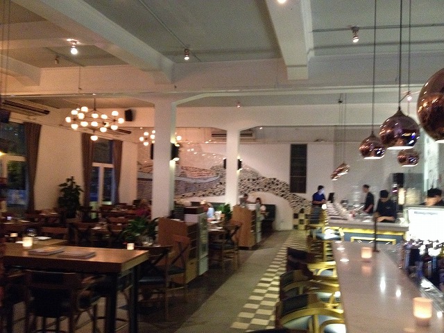 『Cafe - Restaurant Ho Chi Minh City』は、カウンター席があるので一人でも行きやすいレストランです。【ベトナム・ホーチミン情報】 『Cafe - Restaurant Ho Chi Minh City』は、カウンター席があるので一人でも行きやすいレストランです。【ベトナム・ホーチミン情報】