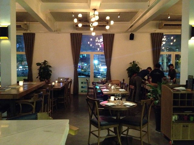 『Cafe - Restaurant Ho Chi Minh City』は、カウンター席があるので一人でも行きやすいレストランです。【ベトナム・ホーチミン情報】 『Cafe - Restaurant Ho Chi Minh City』は、カウンター席があるので一人でも行きやすいレストランです。【ベトナム・ホーチミン情報】