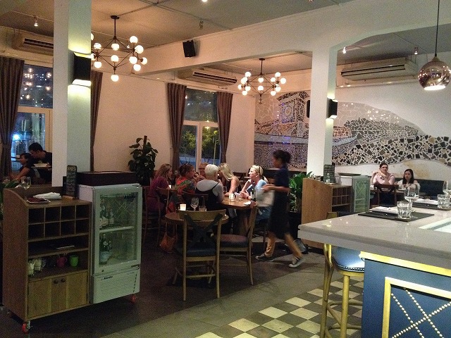 『Cafe - Restaurant Ho Chi Minh City』は、カウンター席があるので一人でも行きやすいレストランです。【ベトナム・ホーチミン情報】 『Cafe - Restaurant Ho Chi Minh City』は、カウンター席があるので一人でも行きやすいレストランです。【ベトナム・ホーチミン情報】