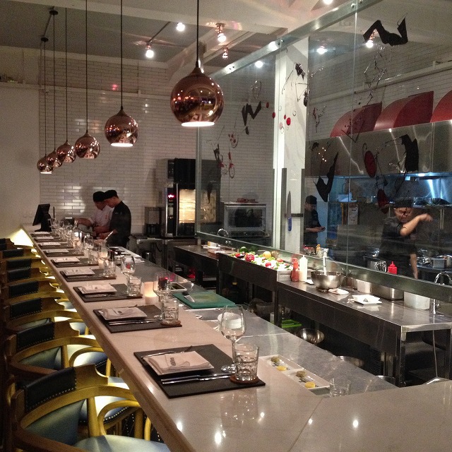 『Cafe - Restaurant Ho Chi Minh City』は、カウンター席があるので一人でも行きやすいレストランです。【ベトナム・ホーチミン情報】 『Cafe - Restaurant Ho Chi Minh City』は、カウンター席があるので一人でも行きやすいレストランです。【ベトナム・ホーチミン情報】