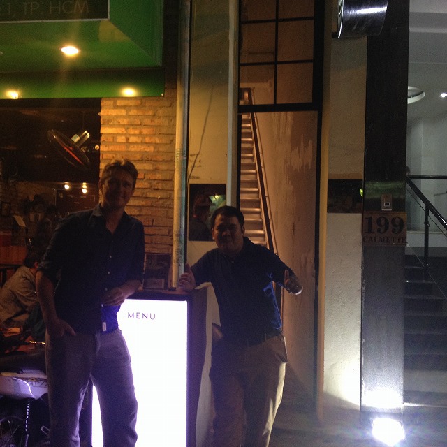 『Cafe - Restaurant Ho Chi Minh City』は、カウンター席があるので一人でも行きやすいレストランです。【ベトナム・ホーチミン情報】 『Cafe - Restaurant Ho Chi Minh City』は、カウンター席があるので一人でも行きやすいレストランです。【ベトナム・ホーチミン情報】