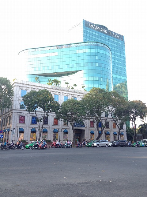 Hochiminh City University of Social Sciences & Humanities ホーチミン市社会科学人文大学の学生のみなさんに観光案内していただきました! Hochiminh City University of Social Sciences & Humanities ホーチミン市社会科学人文大学の学生のみなさんに観光案内していただきました!