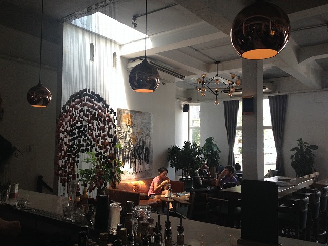 『Cafe - Restaurant Ho Chi Minh City』は、カウンター席があるので一人でも行きやすいレストランです。【ベトナム・ホーチミン情報】 『Cafe - Restaurant Ho Chi Minh City』は、カウンター席があるので一人でも行きやすいレストランです。【ベトナム・ホーチミン情報】