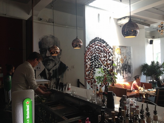 『Cafe - Restaurant Ho Chi Minh City』は、カウンター席があるので一人でも行きやすいレストランです。【ベトナム・ホーチミン情報】 『Cafe - Restaurant Ho Chi Minh City』は、カウンター席があるので一人でも行きやすいレストランです。【ベトナム・ホーチミン情報】