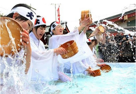 Lễ hội dội nước đá ở Nhật Bản