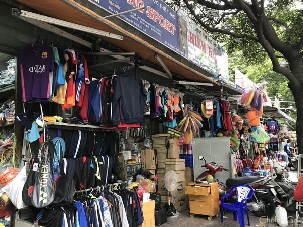 Nguyen Trai 通りにある「スポーツ用品通り」
