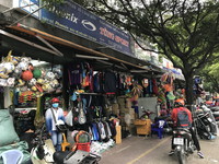 Nguyen Trai 通りにある「スポーツ用品通り」 2017/12/22 01:00:00