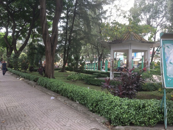 中華風シンボル龍のある公園「Cong Vien Thang Long（九龍公園）」