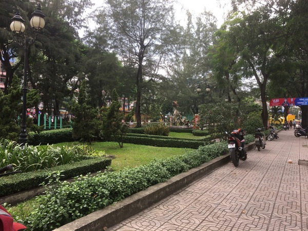 中華風シンボル龍のある公園「Cong Vien Thang Long（九龍公園）」