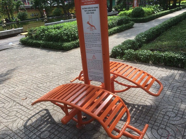 中華風シンボル龍のある公園「Cong Vien Thang Long（九龍公園）」