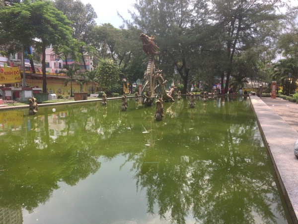 中華風シンボル龍のある公園「Cong Vien Thang Long（九龍公園）」