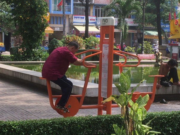 中華風シンボル龍のある公園「Cong Vien Thang Long（九龍公園）」