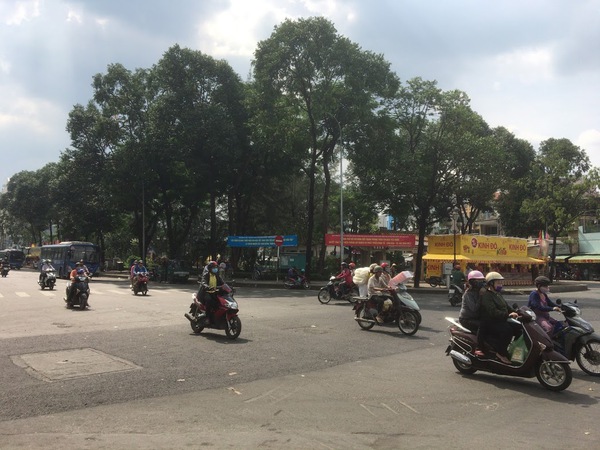 中華風シンボル龍のある公園「Cong Vien Thang Long（九龍公園）」