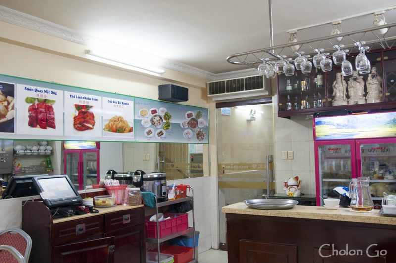 早朝から深夜まで開いている Tran Hung Dao 通り沿いにある「サイゴン 938 レストラン」